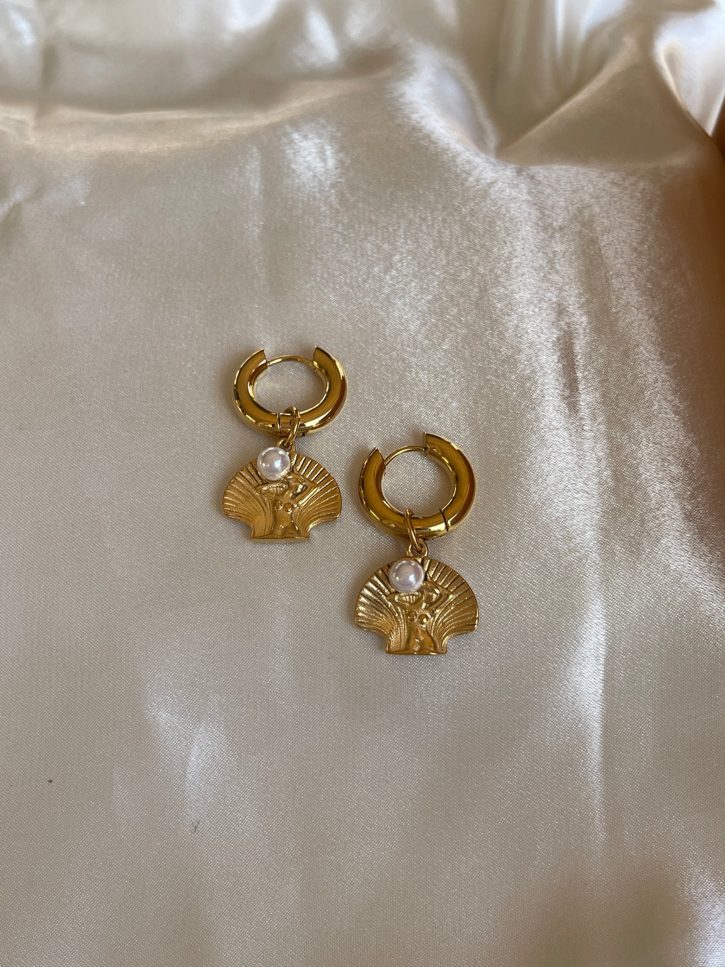 Les boucles d’oreilles GODDESS